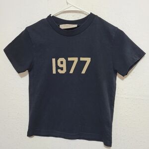 FEAR OF GOD ESSENTIALS 1977 KIDS LOGO TEE SIZE XS